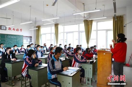 4月7日,江西全省高三、初三和中职毕业年级学生重返校园正式开学复课。 刘占昆 摄
