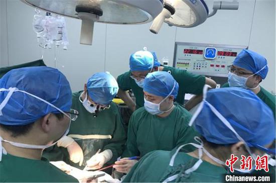 近日，江西省儿童医院联合浙江大学附属儿童医院历时17小时，为一名8岁7个月的患儿分离腹腔巨大肿瘤。江西省儿童医院供图