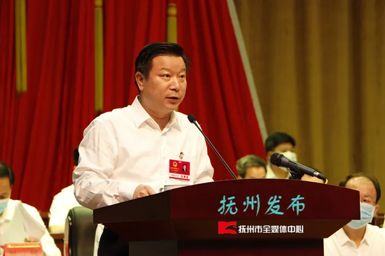 张鸿星向大会作工作报告。