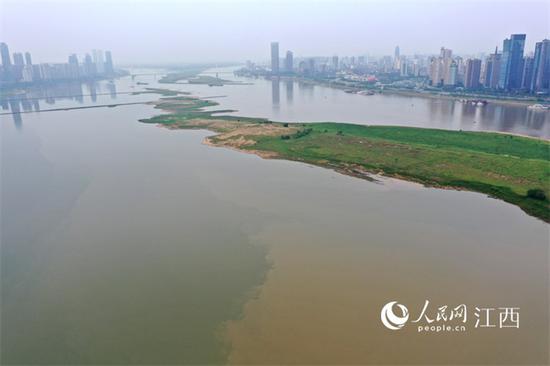 赣中赣南降雨，地处赣江下游的南昌段水位上涨不少。（时雨/摄）