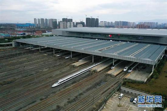 2019年12月26日,昌赣高铁开通运营首日开出的首趟列车G5025次正从南昌西站驶出。新华社记者 彭昭之 摄