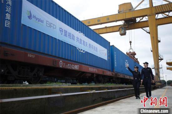 这是“一带一路”倡议实施以来,首列从中国发往法国巴黎的防疫物资专列。 赣江新区海关供图