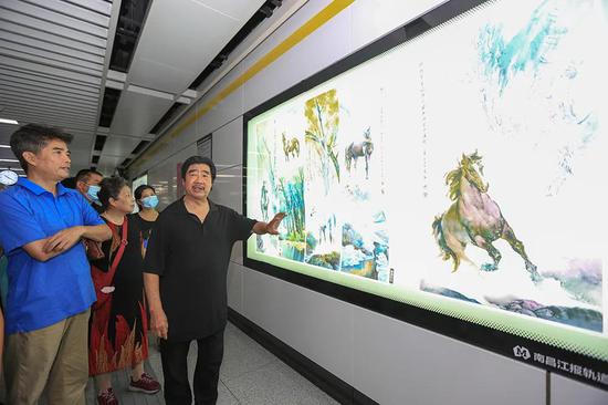 郭文连向粉丝讲解画背后的故事