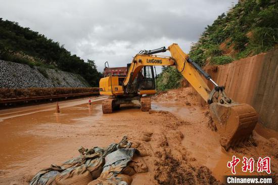 挖机铲除淤泥。　王俊摄