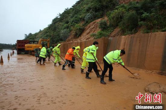 江西省高速集团南昌西管理中心所辖路段连续发生山体滑坡和山洪漫灌险情，该中心立即启动抢险应急预案、迅速组织抢险救灾陈刚摄