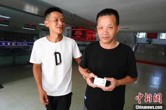 　　8月12日下午4时许，在江西省南昌市进贤县民和派出所，8天前刚被宣告无罪释放的张玉环（右），在儿子的陪同下，领取了自己的临时居民身份证。中新社记者 刘占昆 摄