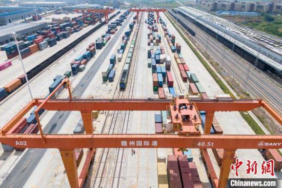 赣州国际陆港位于江西省赣州市,是中国第八个内陆开放口岸、首个内陆监管试验区,也是全国内陆唯一一个进口木材直通口岸。 刘力鑫 摄