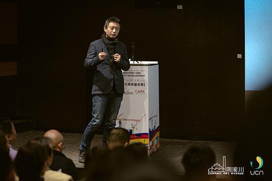 中央美术学院设计学院艺术与科技方向教授、博士生导师、某集体交互媒体创始人、创意总监费俊演讲