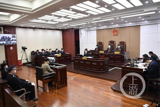 12月22日,江西南昌,在庭审过程中劳荣枝始终低着头,称自己是受害者。图片来源/南昌中院
