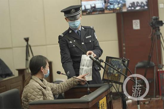 12月22日,江西南昌,劳荣枝当庭对受害人提交的证据进行质证。图片来源/南昌中院