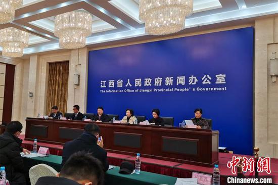 1月8日,江西省新冠肺炎疫情防控工作新闻发布会在南昌举行。 张莹 摄