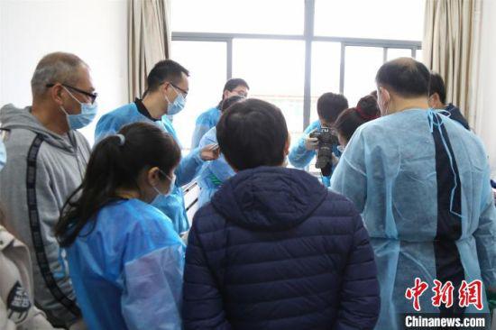 2月25日下午，来自中科院水生生物研究所、中国水产科学研究院淡水渔业研究中心等单位的专家在江西南昌对死亡江豚进行解剖，厘清死因。　姜涛 摄
