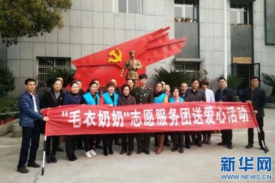 图为“毛衣奶奶爱心志愿团”成员合影。新华网发