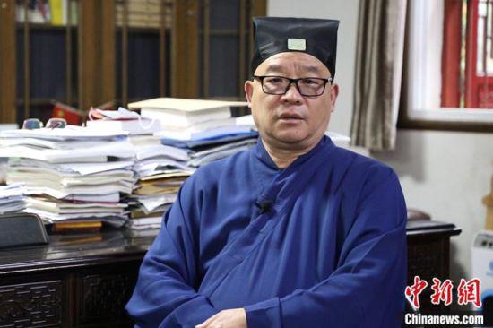 图为全国人大代表、中国道教协会副会长、江西龙虎山嗣汉天师府主持张金涛接受采访。龙虎山道协 供图