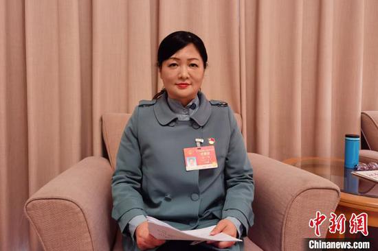 图为全国人大代表,江西省景德镇市珠山区新村街道梨树园社区党委书记、居委会主任余梅。受访者 供图