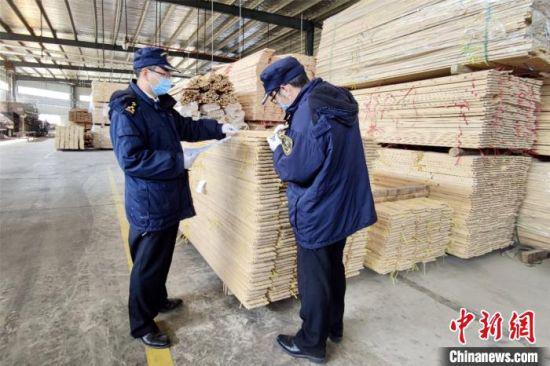 图为赣州海关对家具企业的原材料、生产工艺、成品等关键控制点开展日常监管。(资料图) 赵家敏 摄
