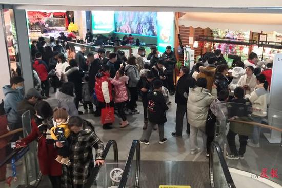 3月以来，南昌商超不断推出打折促销活动，吸引了不少市民。