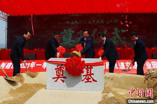 图为南昌轨道交通产业园(一期)项目举行开工奠基仪式。 刘占昆 摄