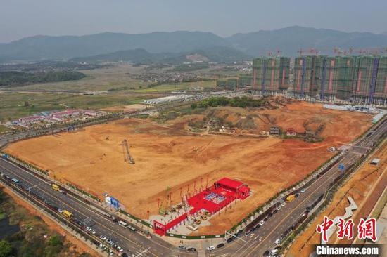 南昌轨道交通产业园位于南昌市新建区经济开发区,园区总用地面积约3000亩,分三期完成建设,产值规模逾千亿元。其中,一期面积为783亩,投资62亿元。 刘占昆 摄