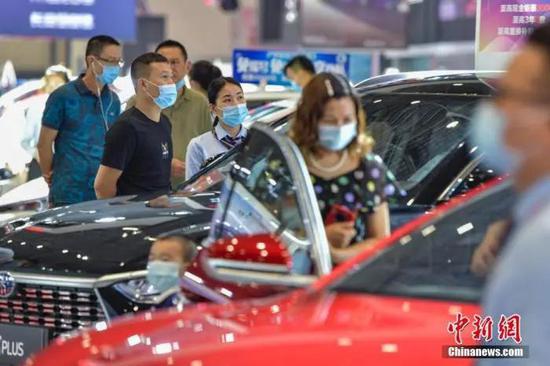 资料图:图为民众在车展选购汽车。中新社记者 骆云飞 摄