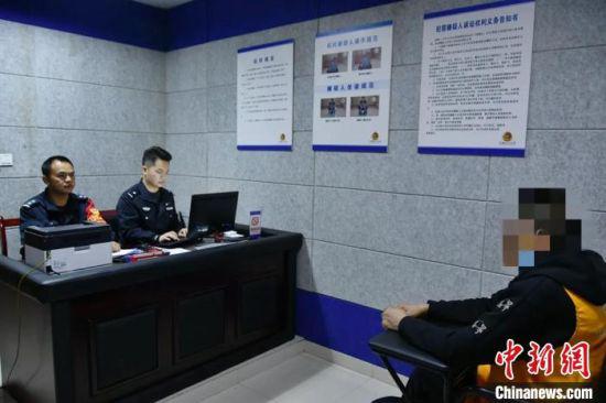 江西丰城警方破获偷越国边境案件4起,刑事拘留10人。江西警方 供图