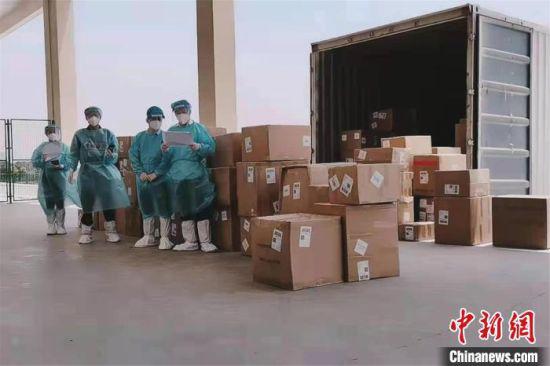 5月2日,江西南昌首票公路运输跨境电商出口海外仓货物通关。赣江新区海关供图