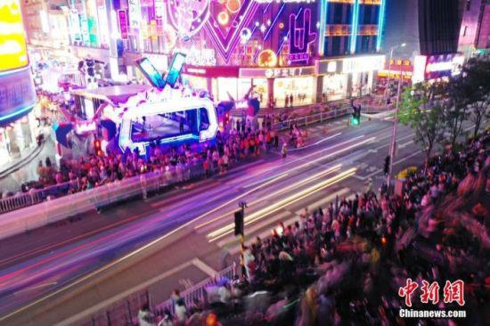5月2日晚,江西南昌,民众在胜利路步行街休闲购物。(无人机照片) 中新社记者 刘占昆 摄