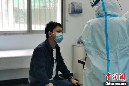 图为江西一民众等待核酸检测。(资料图) 刘占昆 摄