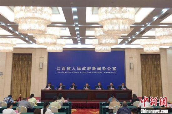 7月8日,江西省庆祝建党百年系列新闻发布会之工业和信息化发展专题新闻发布会在南昌举行。 吴鹏泉 摄