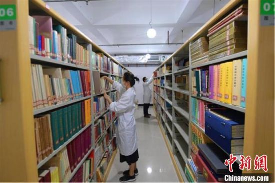 该馆开放民国“江西、安徽考铨处”和民国“江西省立图书馆”全宗的部分档案,共计2个全宗43961件。 曾勤生 摄
