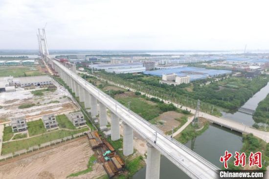 7月18日,安九铁路全线无砟轨道板施工完成。 卢梦琪 摄