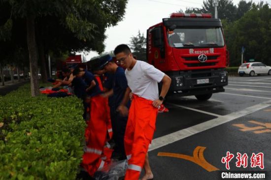 图为河南籍消防员白毅豪休假途中奔赴防汛救灾一线。　余玉焱 　摄