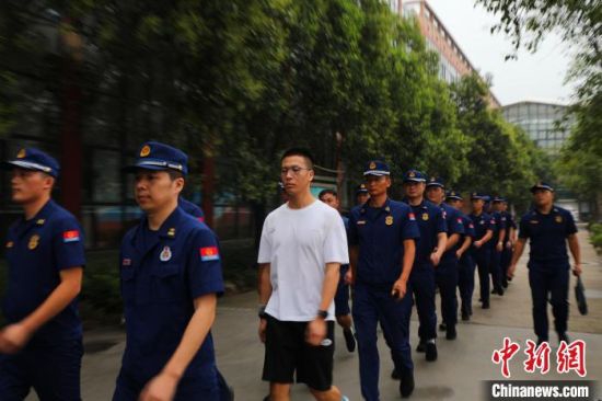 得知江西消防救援队伍在赶赴郑州增援，正回家探亲的河南籍消防员白毅豪，主动申请归队参加战斗。　余玉焱 　摄