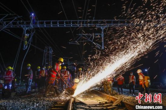 8月3日深夜,安九高铁庐山站进行武九客专正线回拨施工。图为施工人员切割钢轨。 吴鹏泉 摄