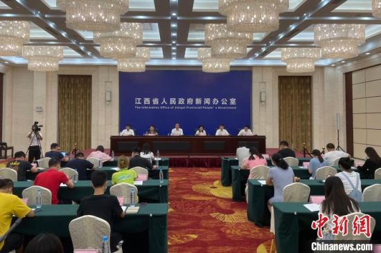 8月5日下午，江西省新冠肺炎疫情防控工作新闻发布会（第三十三场）在南昌举行。　朱烨　摄