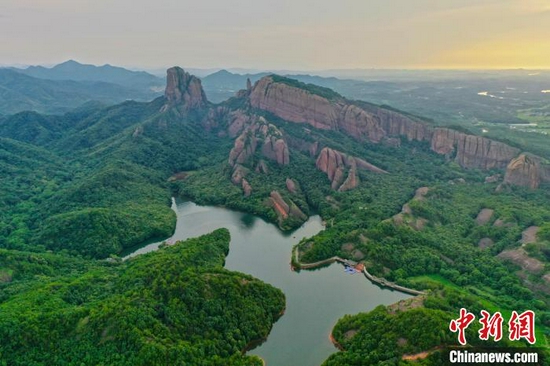 龟峰因景区内有无数形态酷似乌龟的象形石和整个景区远远看去像一只硕大无朋的巨龟而得名。 刘占昆 摄