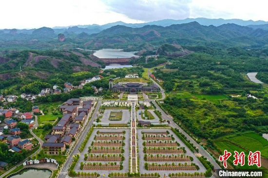 图为8月13日,航拍下的江西弋阳龟峰景区。 刘占昆 摄