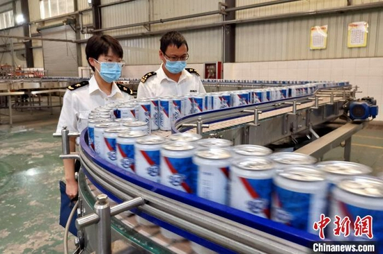 图为南昌海关所属赣州海关深入啤酒生产企业指导企业做好出口前准备工作。 张悦 摄