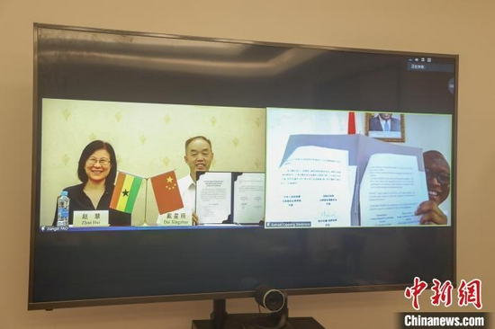 论坛期间,江西省农科院院长戴星照与北部省协调委员会主任哈桑共同签署了《农业科技合作谅解备忘录》。 刘力鑫 摄