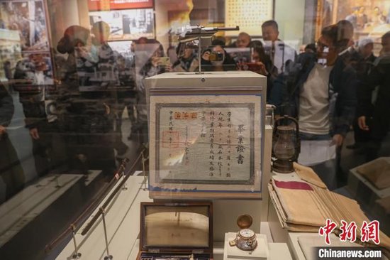 图为南昌八一起义纪念馆内的展品吸引众多游客参观。刘力鑫 摄
