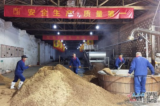 师傅正在酿酒