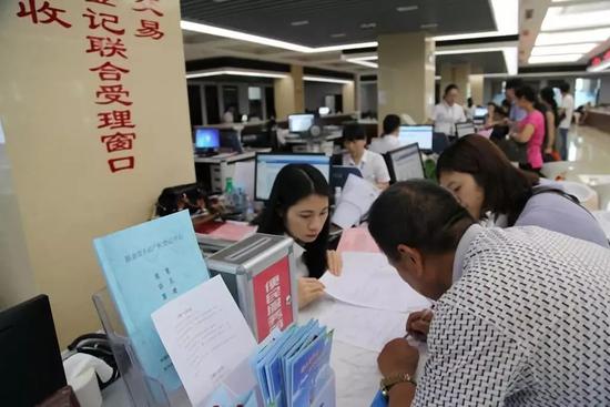 市民在市不动产登记中心办事