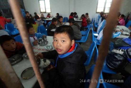 大部分学校没有固定存放学校餐的地点