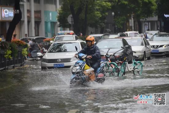 南昌市中山路,水淹街道。