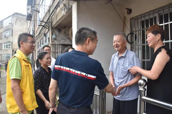 会长尹绍元慰问村民