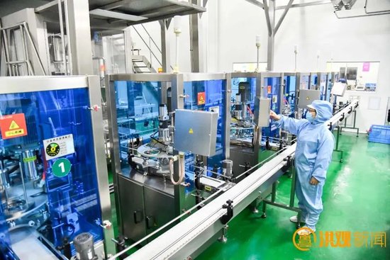 工人正在现代化自动流水线上进行调试、生产 资料图