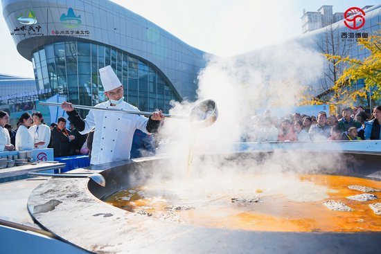 大厨掌勺熬煮鲜鱼汤，热气蒸腾香气浓