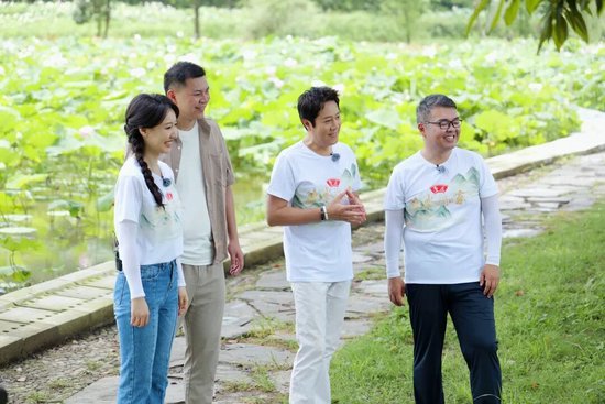 知名歌手蔡国庆现身广昌