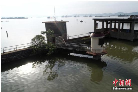 7月以来,长江中下游省份江西遭受持续强降雨袭击,江河水位迅速上涨,鄱阳湖水位突破1998年历史极值。 韩俊烜摄