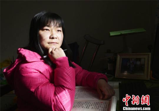 图为甘肃武威民勤县残疾女作家刘海云在创作文学作品。 李军 摄